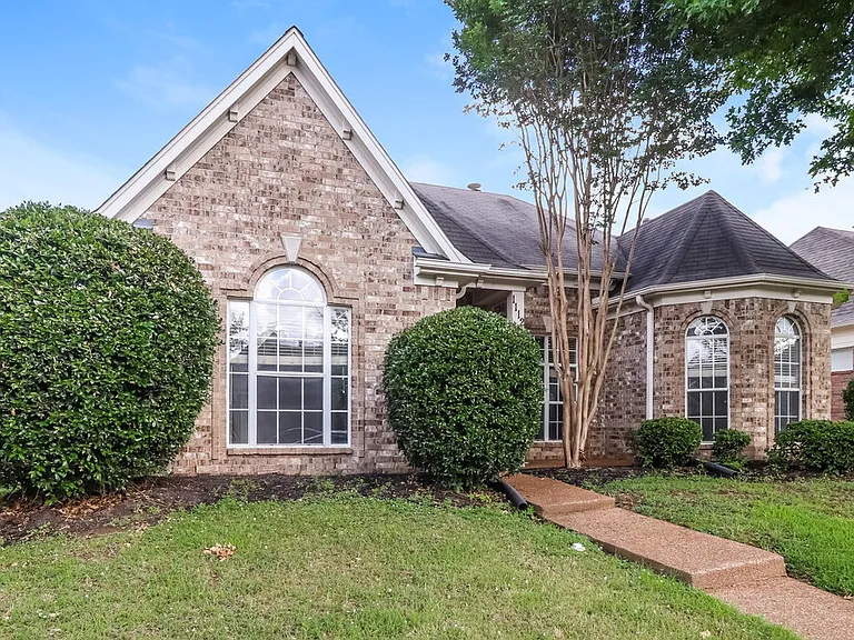 1112 Averett Ln — Photo 3
