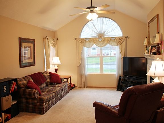 3rd image of 13 Foxgate Cir E