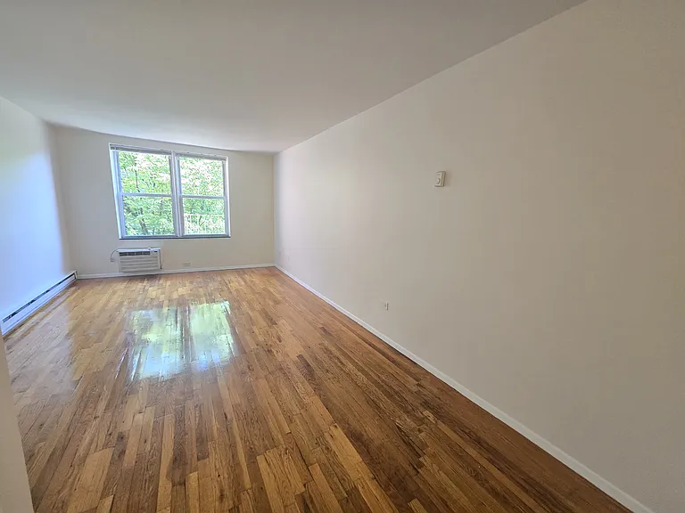 31-28 29th St #4F — Photo 1