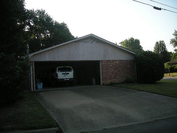 4th image of 210 Martha Dr