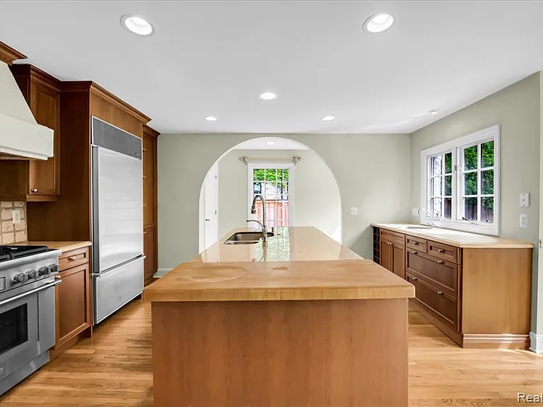 455 Linden Rd — Photo 23