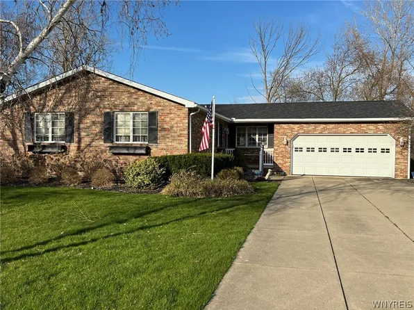 747 Mary Ln, Lewiston, NY 14092