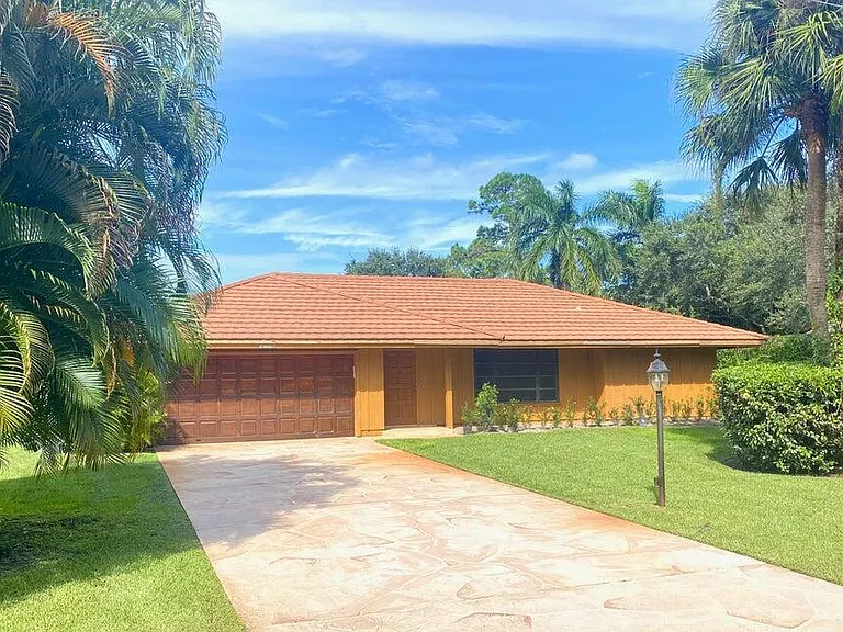 5585 Pennock Point Rd — Photo 1