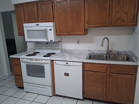 5th image of 1008 Meads Rd