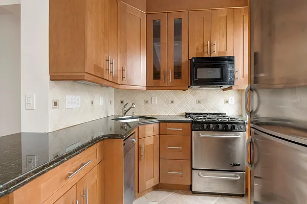 Rented by Coldwell Banker Warburg | media 7