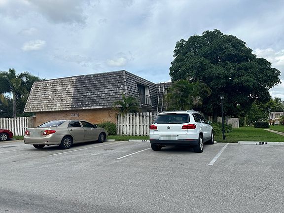4th image of 202 Lake Arbor Dr
