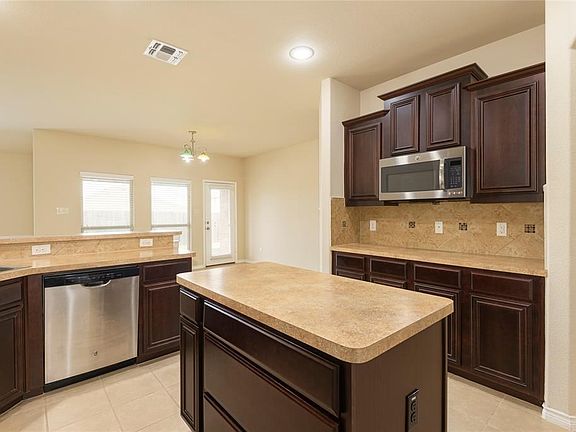 4th image of 703 Lariat Ln