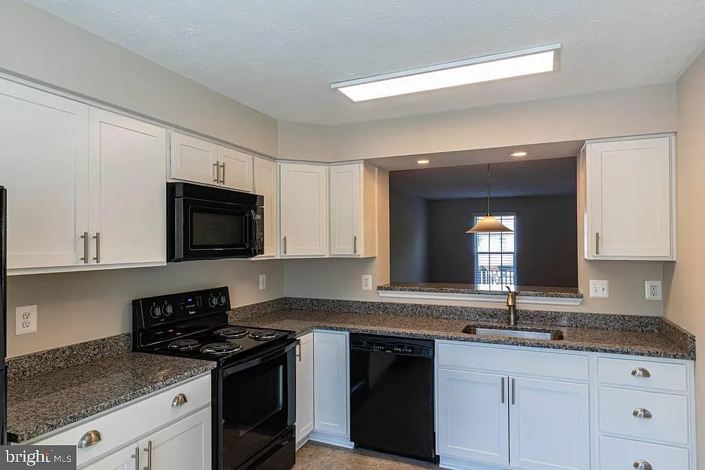3 bed, 2.5 bath, 1452 sqft, $2,400 — Photo 2