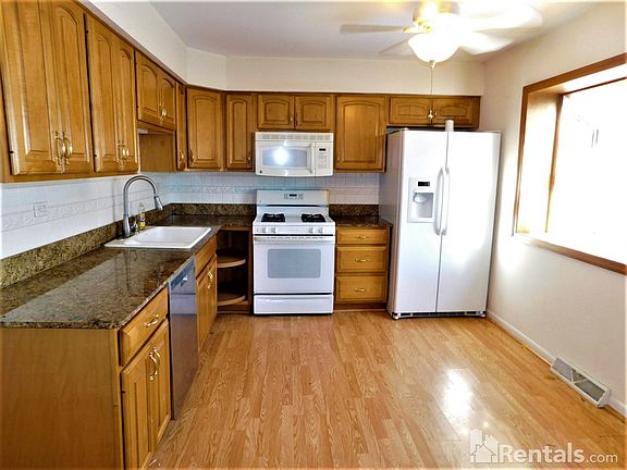 2nd image of 352 Skokie Ct