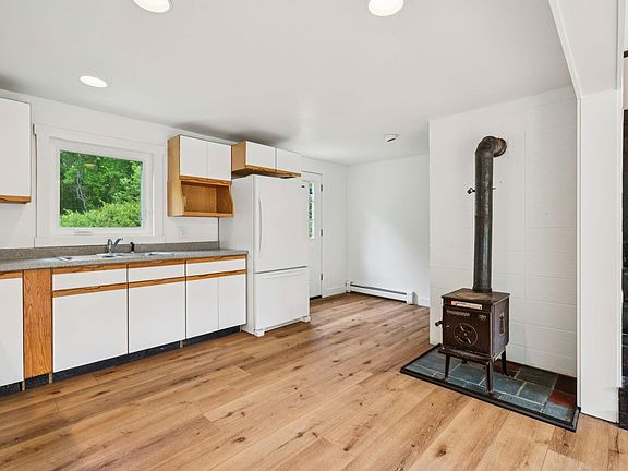 4th image of 196 Kinsman Road