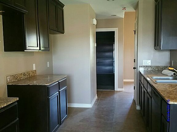 4th image of 215 Royal Oaks St
