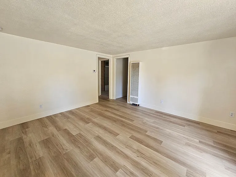 410 E Spear St — Photo 3