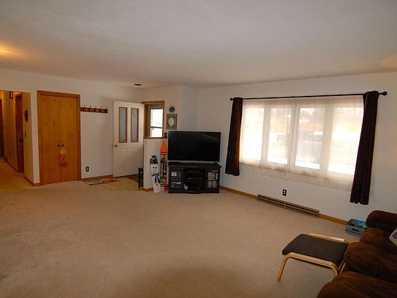 3rd image of 212 Hillcrest Ave E