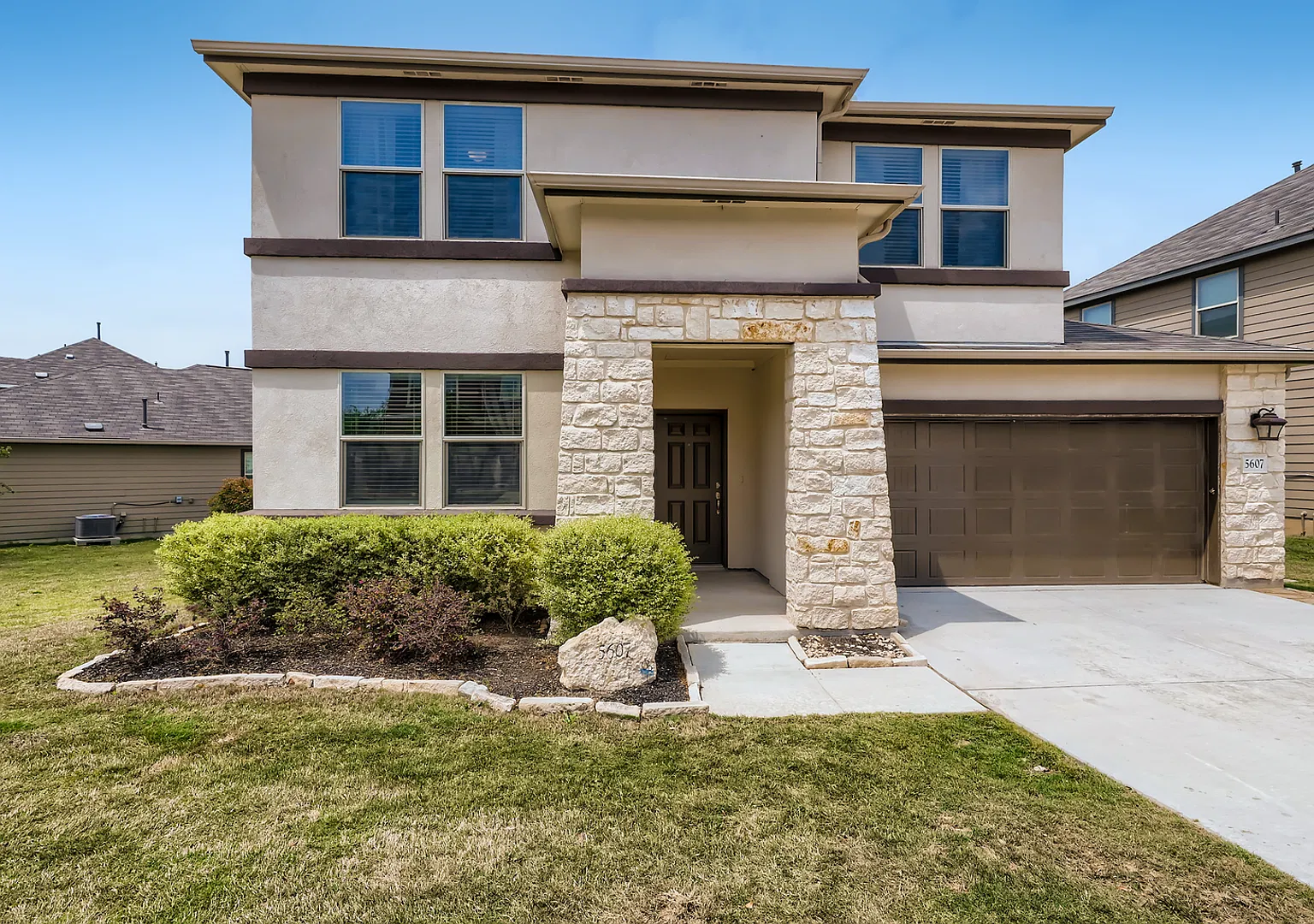 Beautiful Home in a Gates Community — Photo 1