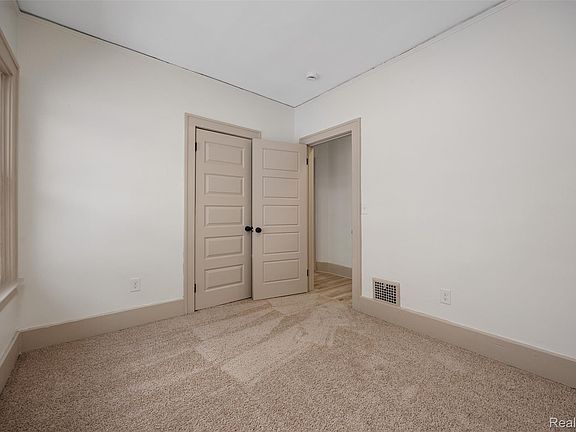 5th image of 3019 Clements St