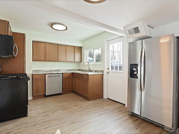 5th image of 39 Spruce Ridge Dr