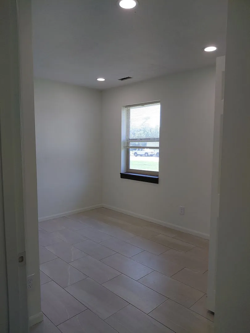 102 & 103 Eskridge Apts — Photo 4