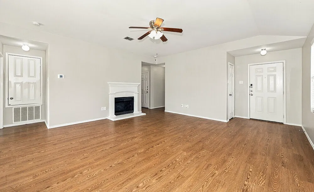 3 bed, 2.0 bath, 1556 sqft, $1,955 — Photo 3