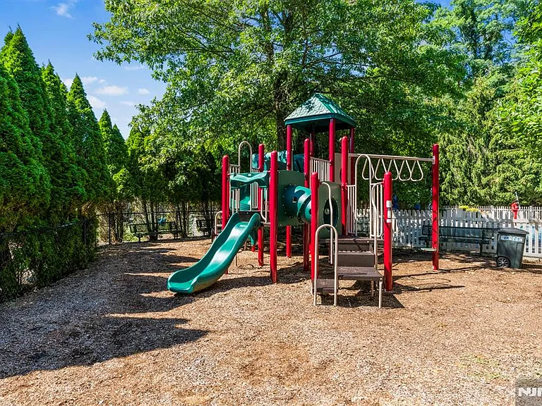 408 Dogwood Ct — Photo 45