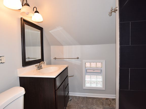Full Bath (pic 1 of 2)