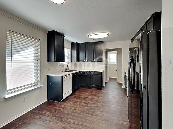 3rd image of 521 Cimmaron Strip Ln