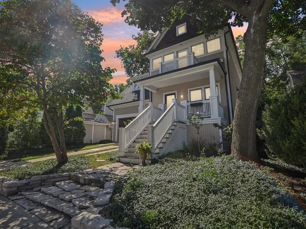 108 S River Ln, Geneva, IL 60134