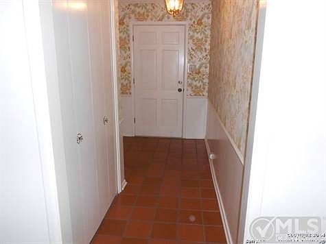 3rd image of 409 Bronzeglo Dr