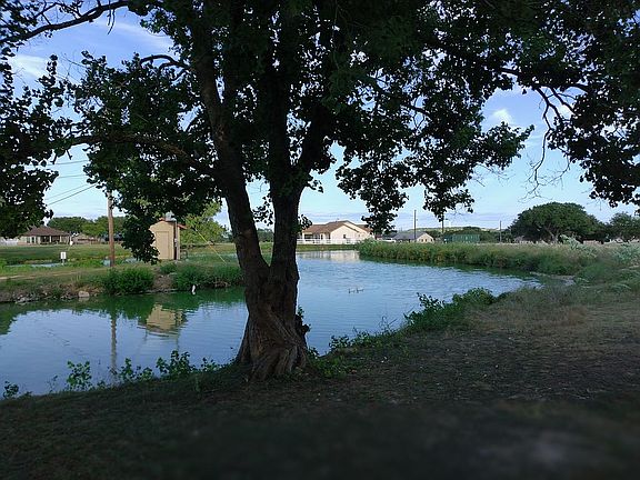 3rd image of 301 Valley Oak Dr