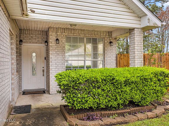 3rd image of 11121 Oakcrest Dr