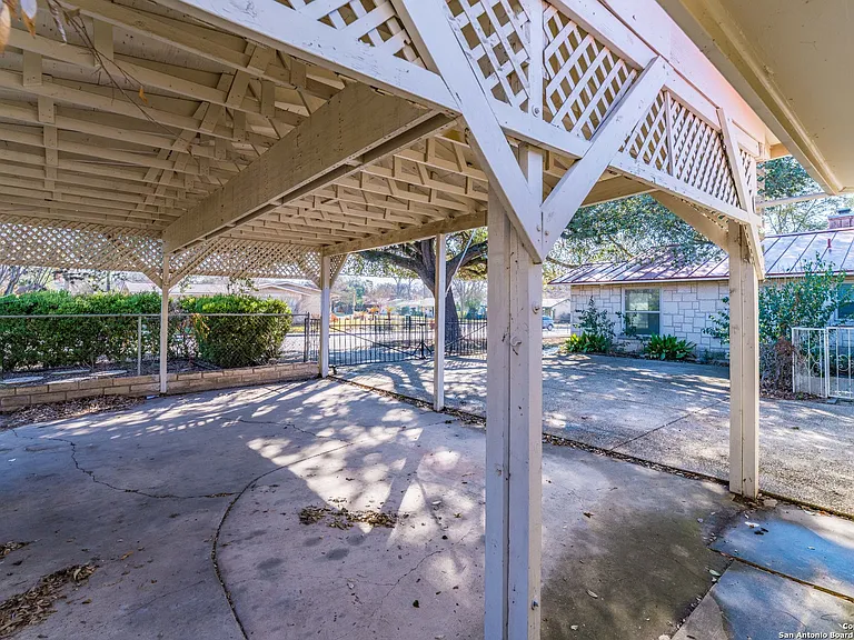 339 E Nottingham Dr — Photo 32