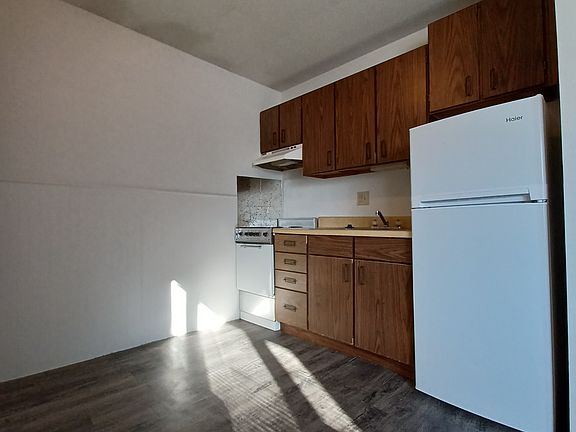 5th image of 921 Emmons St #9