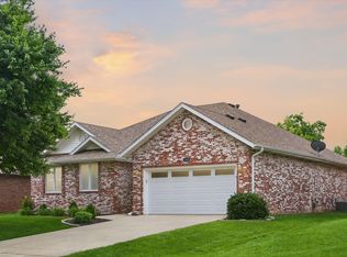 1002 E Nottingham Lane, Springfield, MO 65810