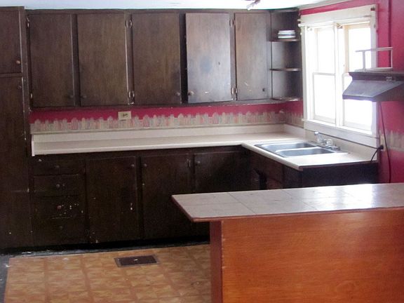 4th image of 288 W Main St