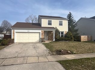 570 Newcastle Dr, Roselle, IL 60172
