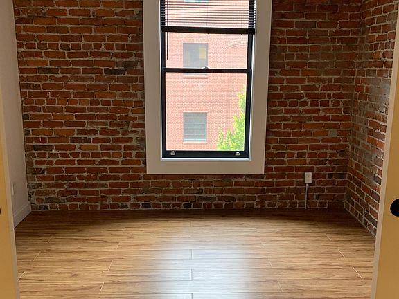 4th image of 920 Montgomery St #202