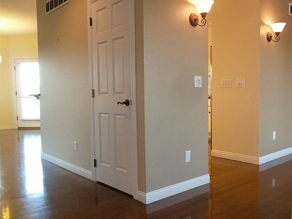 3rd image of 2111 Nottingham Dr