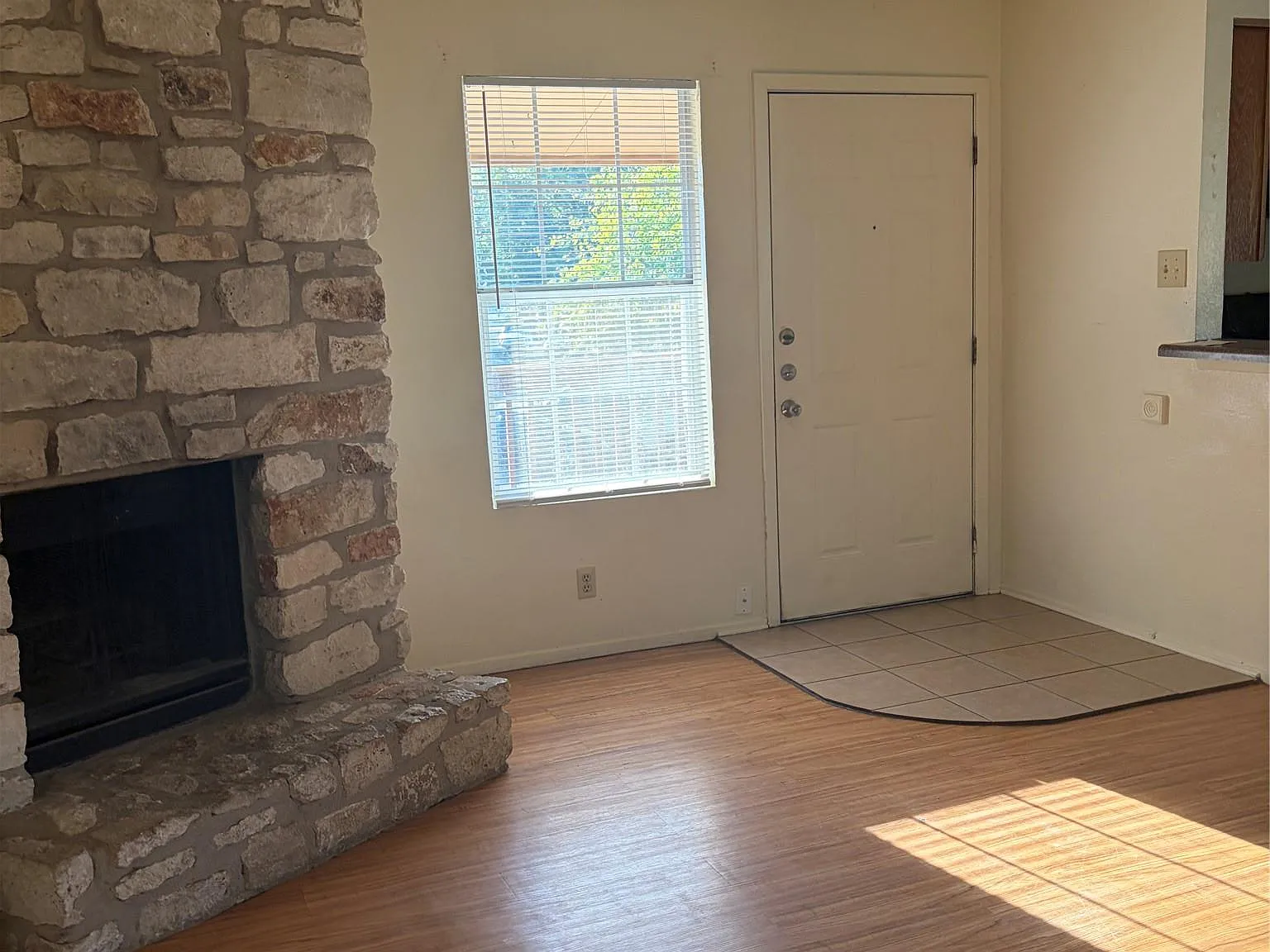 2 bed, 1.0 bath, 3120 sqft, $995 — Photo 2