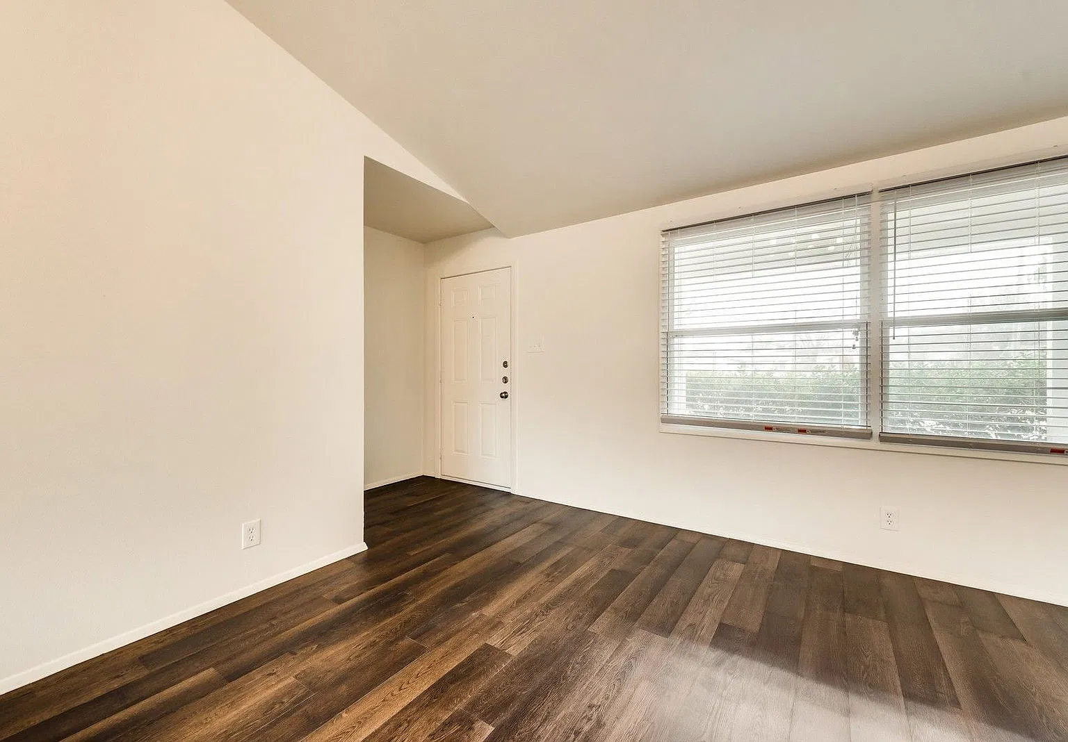 3 bed, 2.0 bath, 1230 sqft, $2,400 — Photo 4