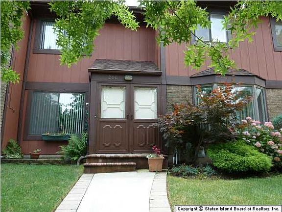 2nd image of 200 Balsam Pl
