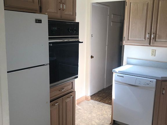 4th image of 42 Robinhood Dr
