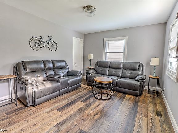4th image of 626 Oak St