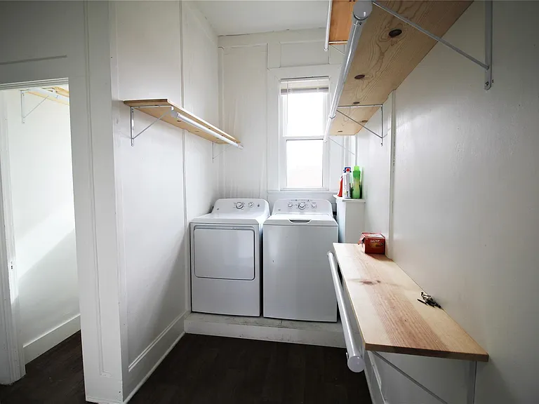211 E Milam St #A — Photo 8