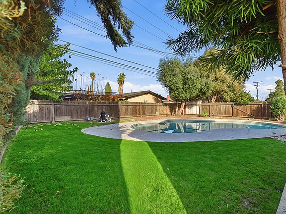 3rd image of 524 E Cypress Avenue