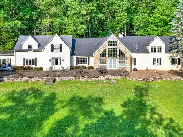 222 E Rosemary Ln, Laughlintown, PA 15655