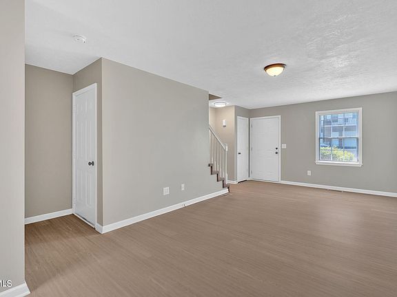 5th image of 581 Beaverview Dr #581