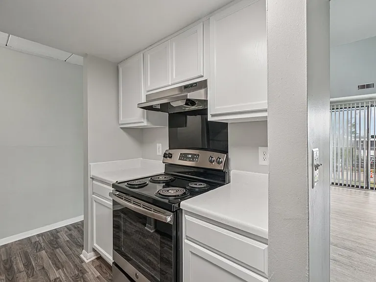 Palms East Apartments — Photo 10
