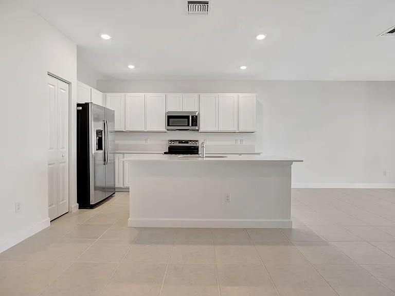 539 SE Rivergrass St — Photo 3