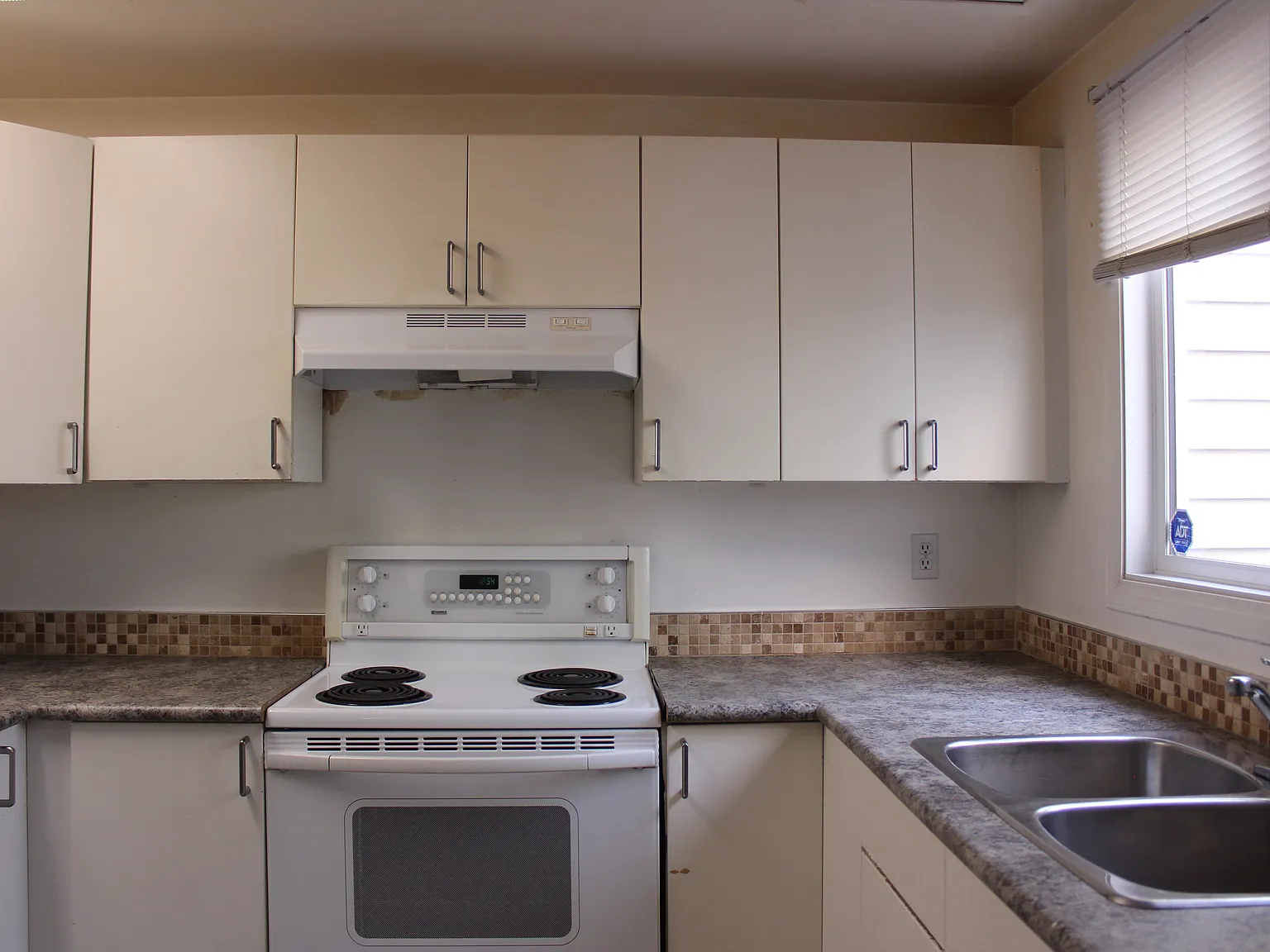 6742 36A Avenue - Townhouse in Lee Ridge — Photo 2
