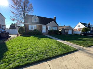 1099 Park Ln N, Franklin Square, NY 11010