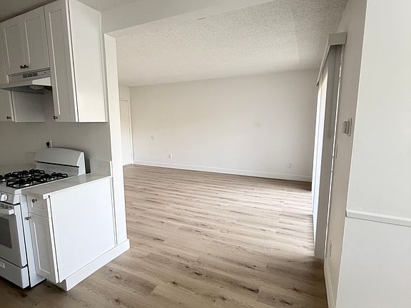 5th image of 6711 Haskell Ave #15